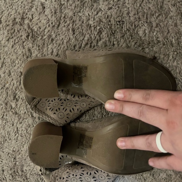 Tan heels - Picture 2 of 3